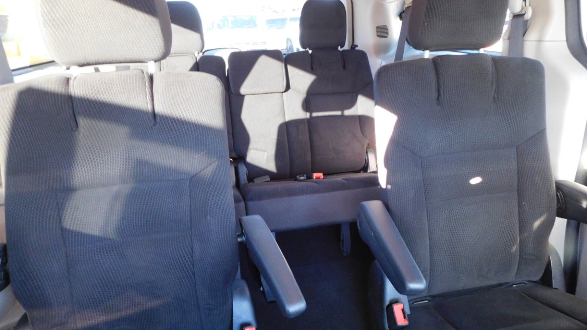 Used 2019 Dodge Grand Caravan SE w/ UConnect Hands-Free Group image 28