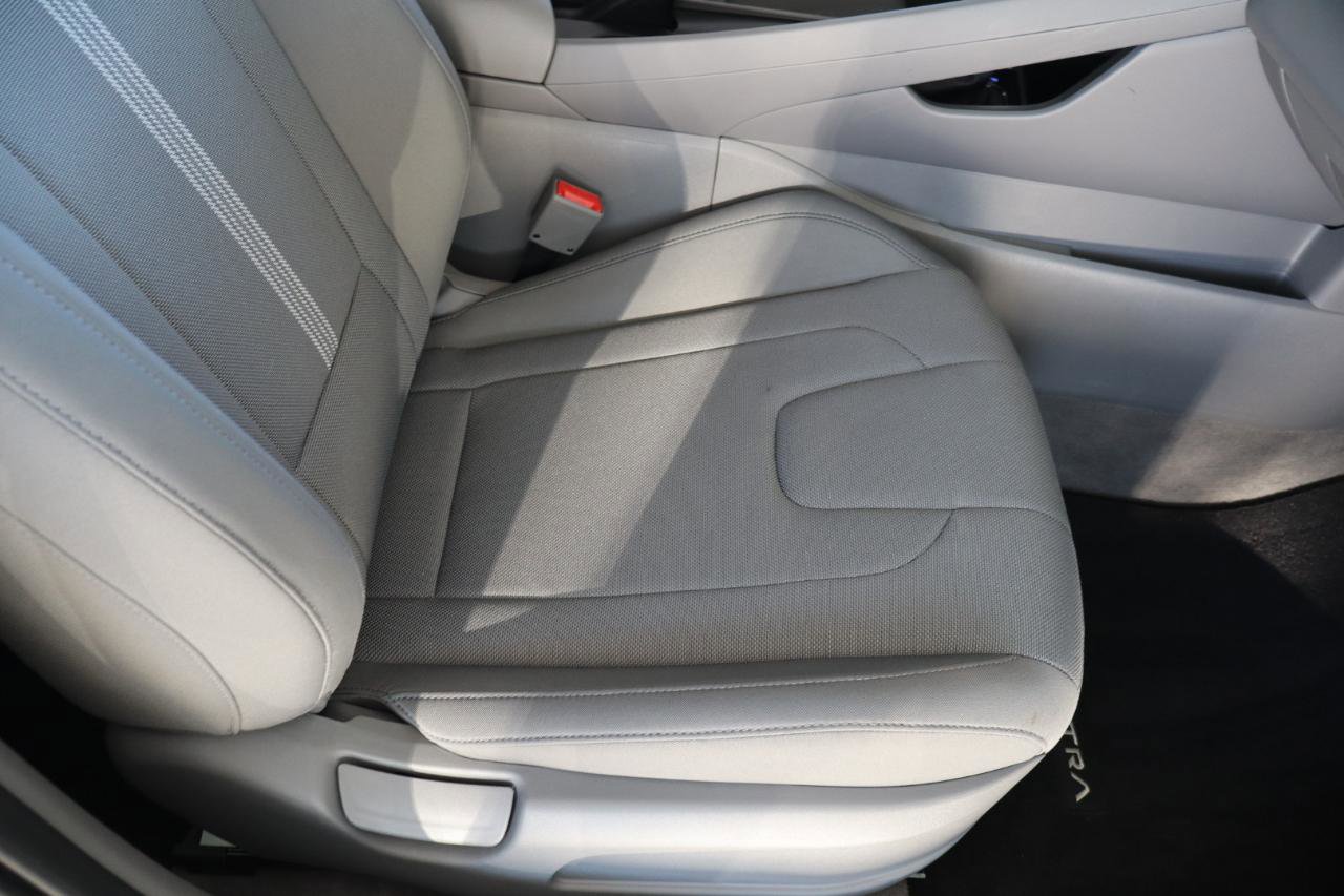 Used 2025 Hyundai Elantra SE image 37