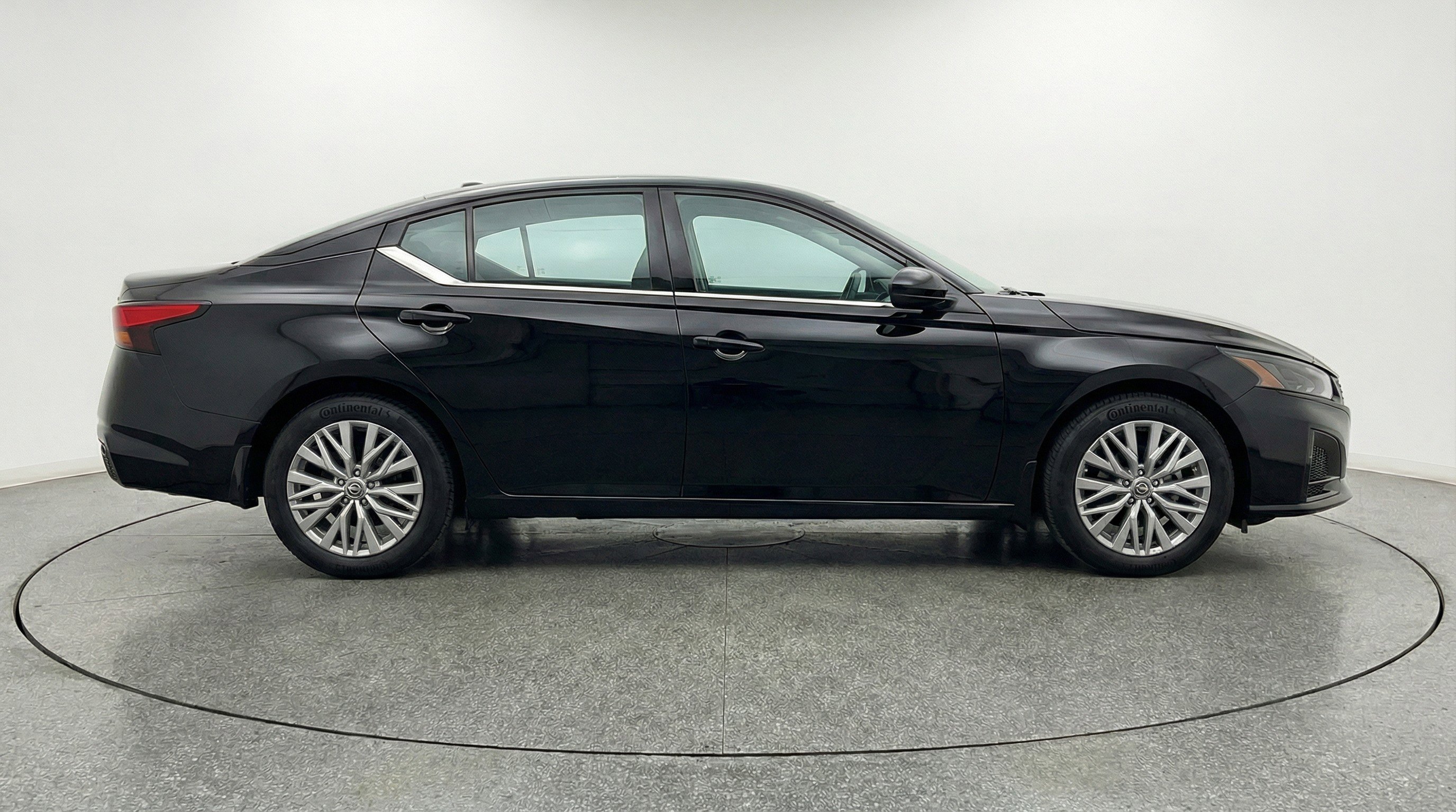 Used 2025 Nissan Altima 2.5 SV image 11