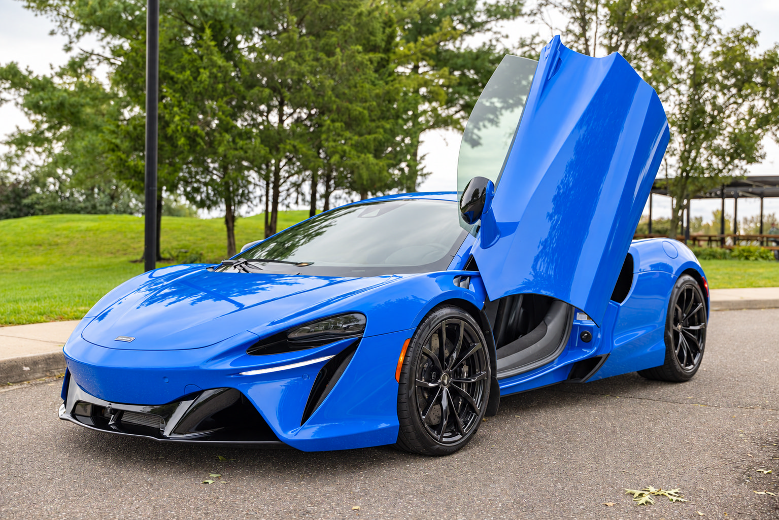 Used 2024 McLaren Artura RWD image 36