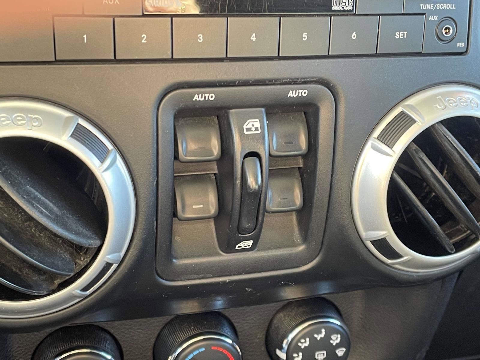 Used 2013 Jeep Wrangler Unlimited Rubicon image 9