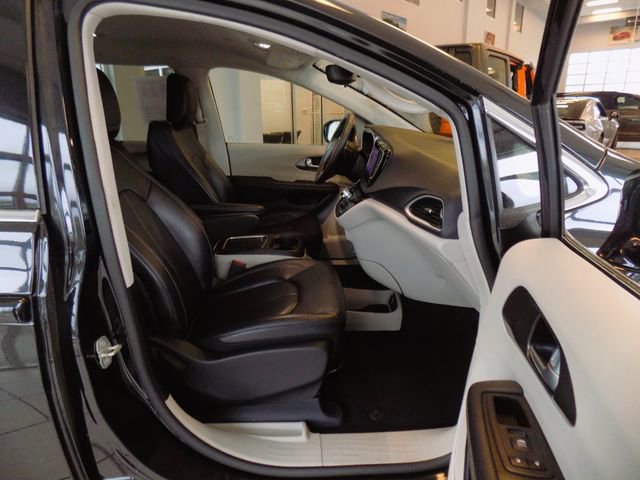 Used 2024 Chrysler Pacifica Touring-L image 24