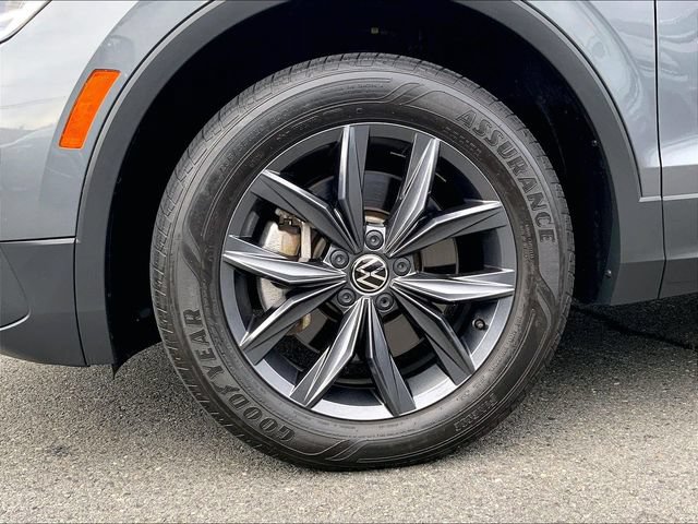 Used 2023 Volkswagen Tiguan SE w/ Panoramic Sunroof Package AWD/4WD image 9
