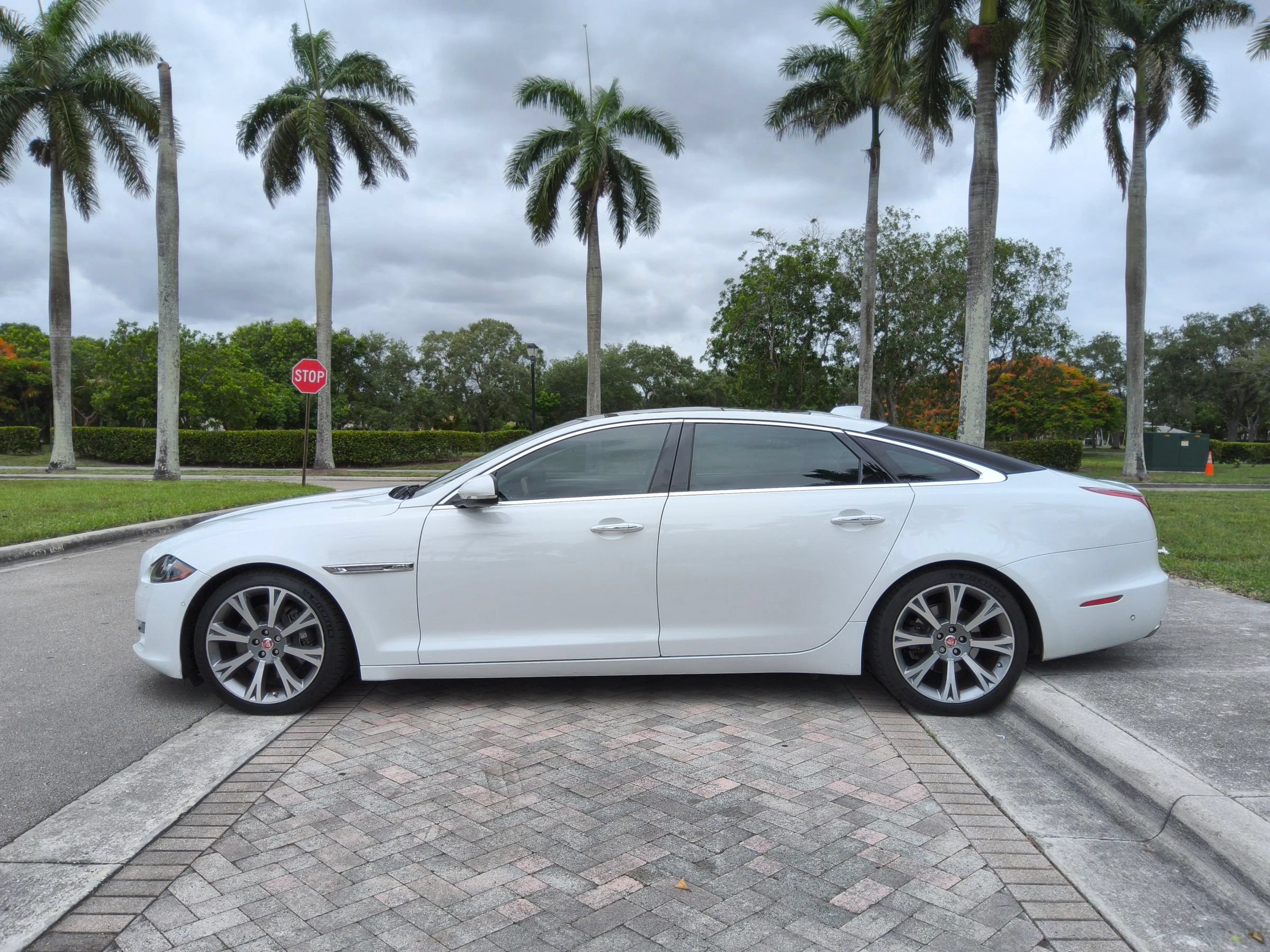 Used 2019 Jaguar XJ L Portfolio RWD image 4