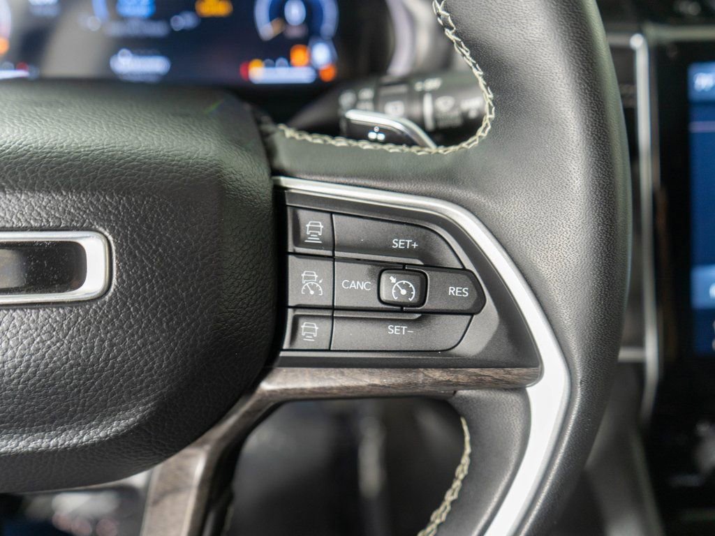 Used 2023 Jeep Grand Cherokee Limited image 16
