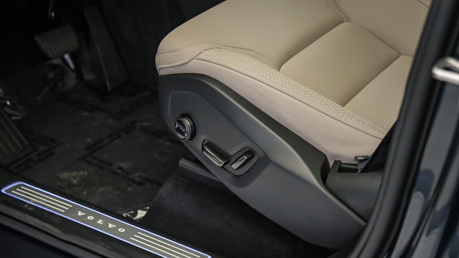Certified 2026 Volvo XC90 B6 Plus w/ Protection Package AWD/4WD image 26