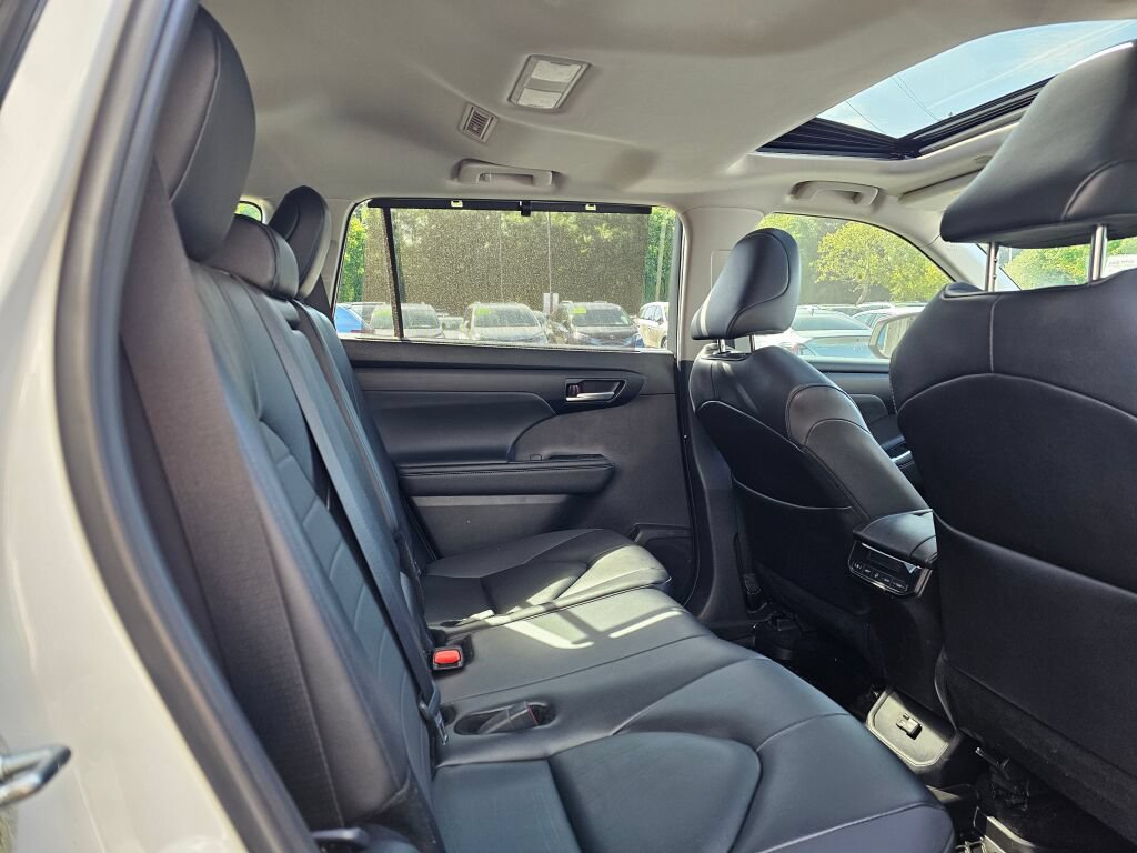 Used 2025 Toyota Highlander XLE AWD/4WD image 11