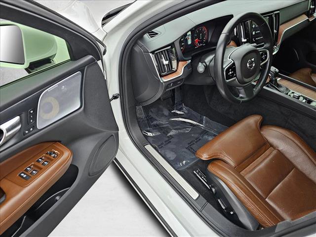Used 2019 Volvo V60 T6 Inscription image 14