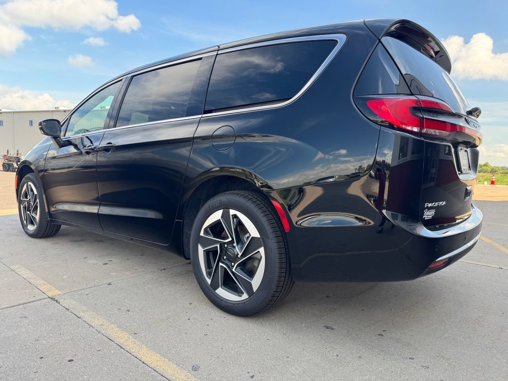 New 2027 Chrysler Pacifica Limited AWD/4WD image 7