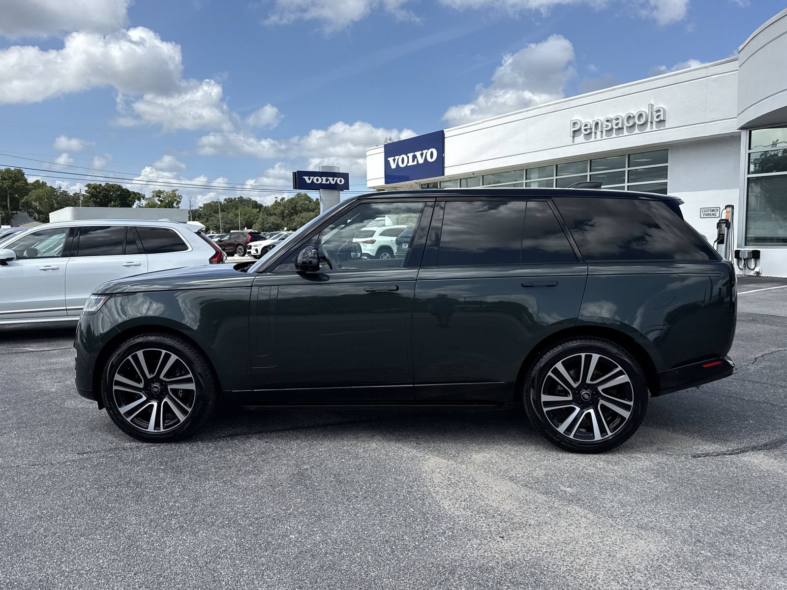 Used 2023 Land Rover Range Rover SE AWD/4WD image 2