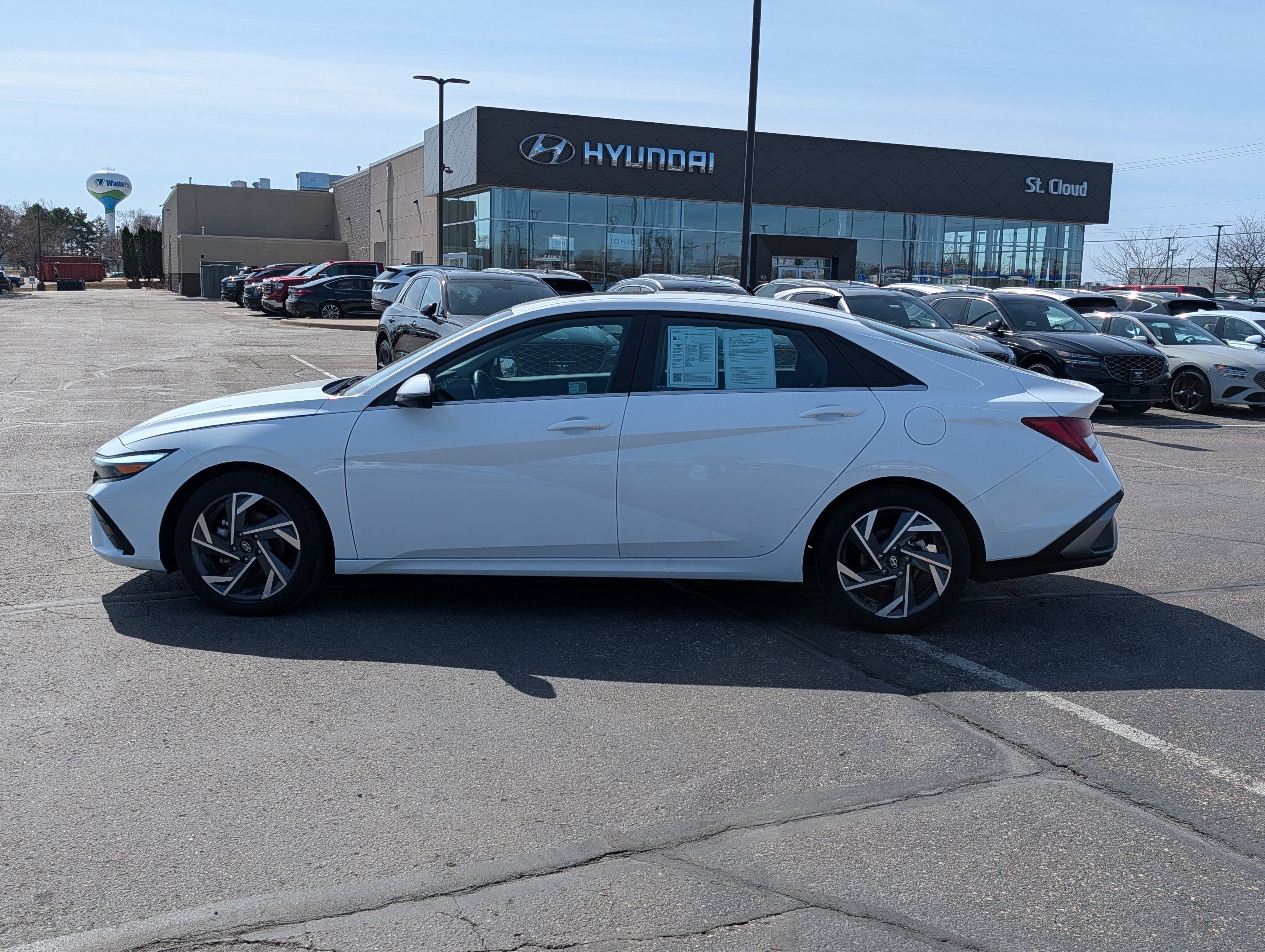 Certified 2025 Hyundai Elantra Limited FWD image 2