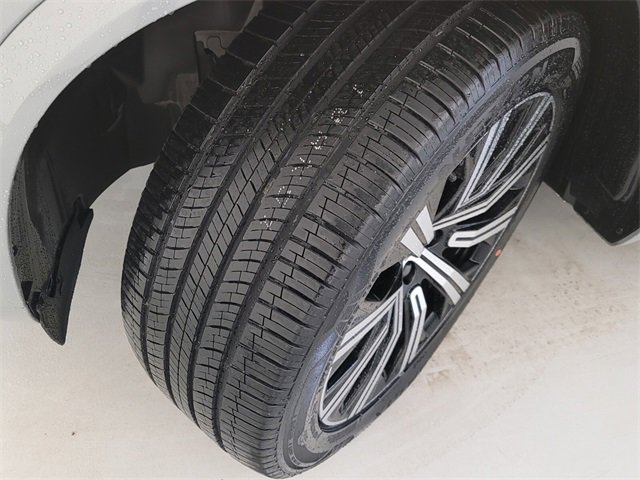 Certified 2025 Volvo XC90 B6 Plus image 25