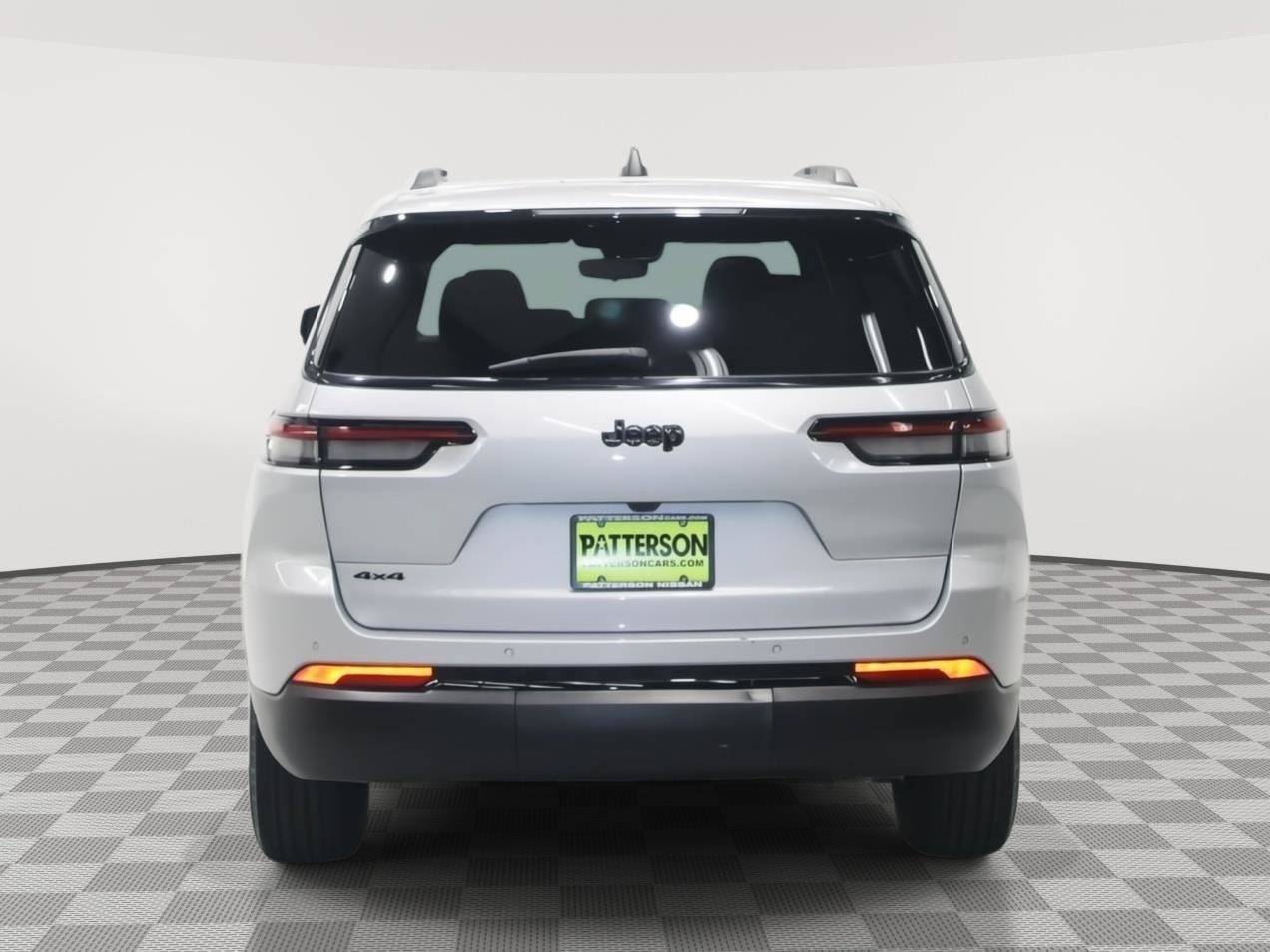 Used 2024 Jeep Grand Cherokee L Laredo image 3