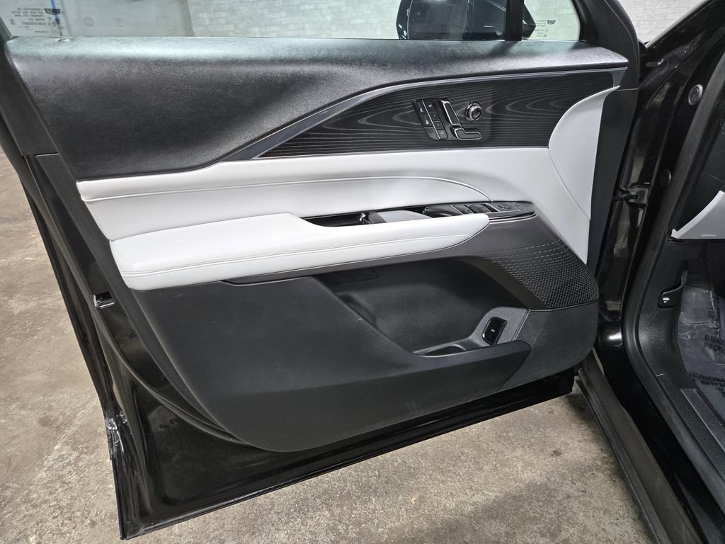 Used 2024 Cadillac Lyriq Luxury AWD/4WD image 7