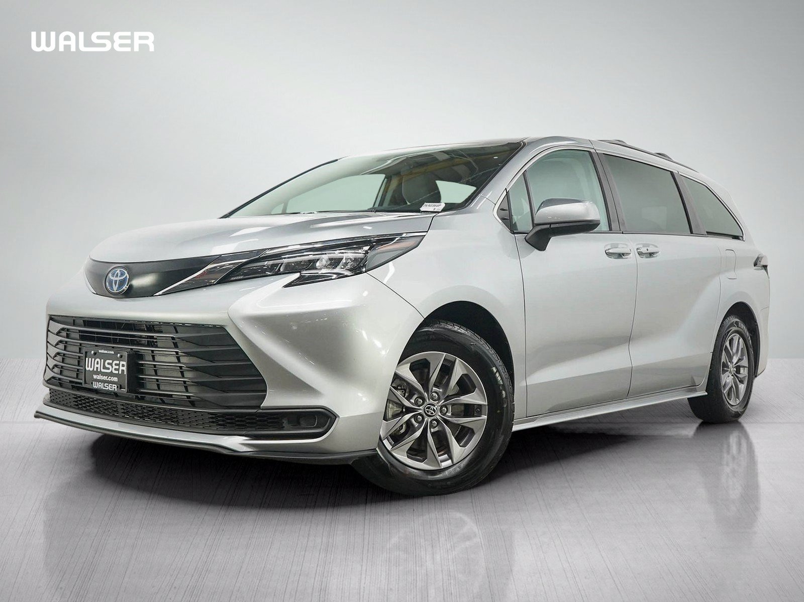 Used 2024 Toyota Sienna LE FWD image 1