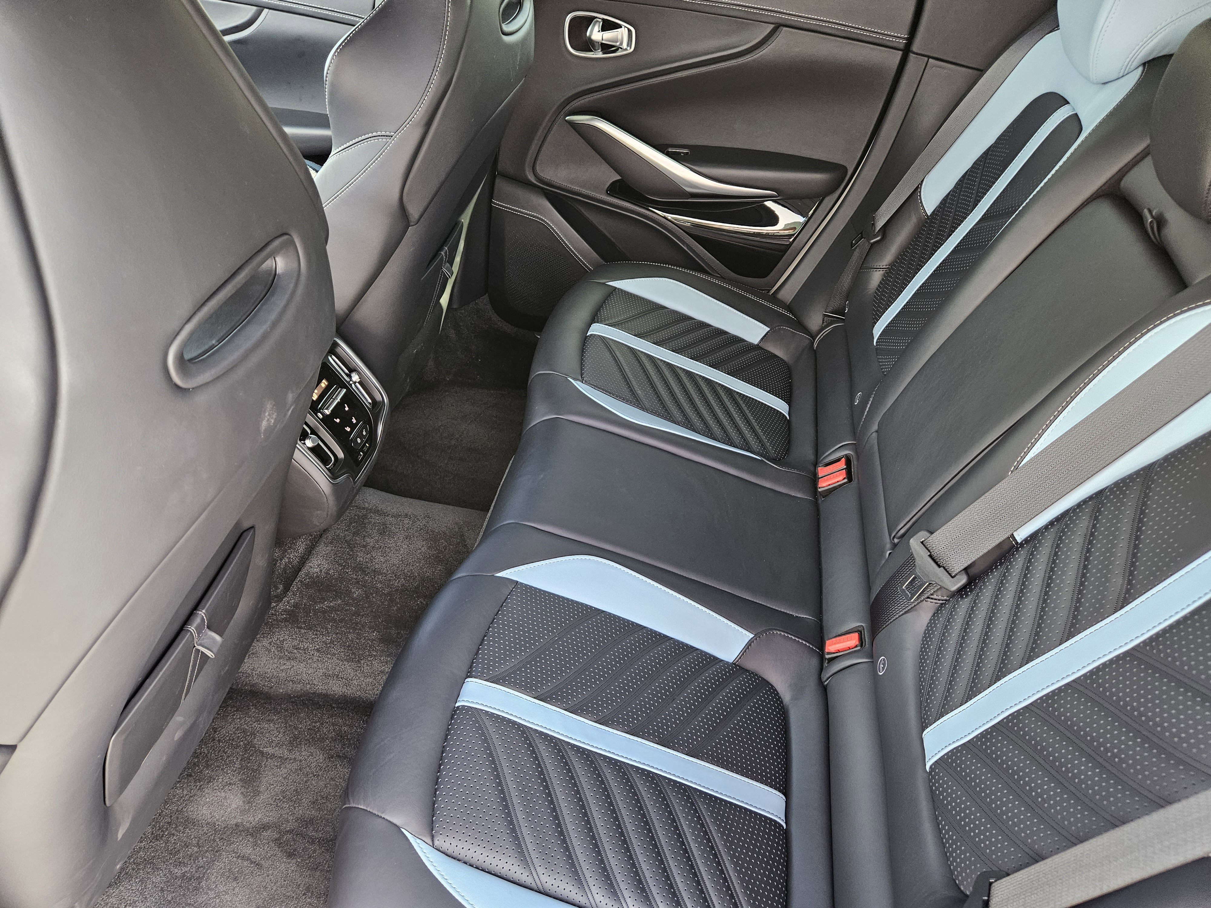 Used 2023 Aston Martin DBX 707 image 30