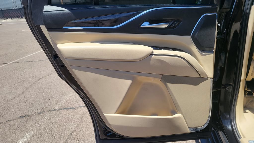Used 2021 Cadillac Escalade Premium Luxury AWD/4WD image 25