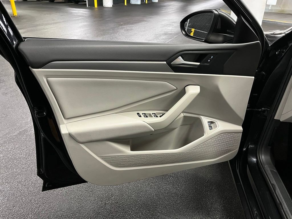 Used 2021 Volkswagen Jetta SE w/ SE Cold Weather Package image 16