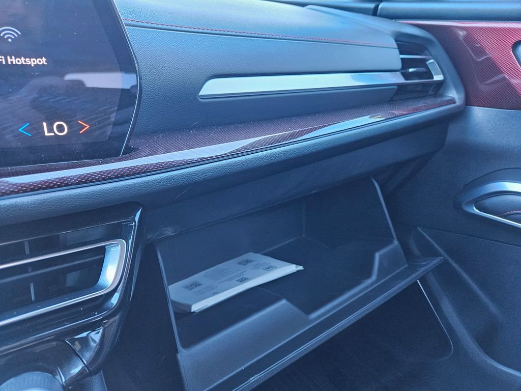 Used 2024 Chevrolet Traverse RS image 17