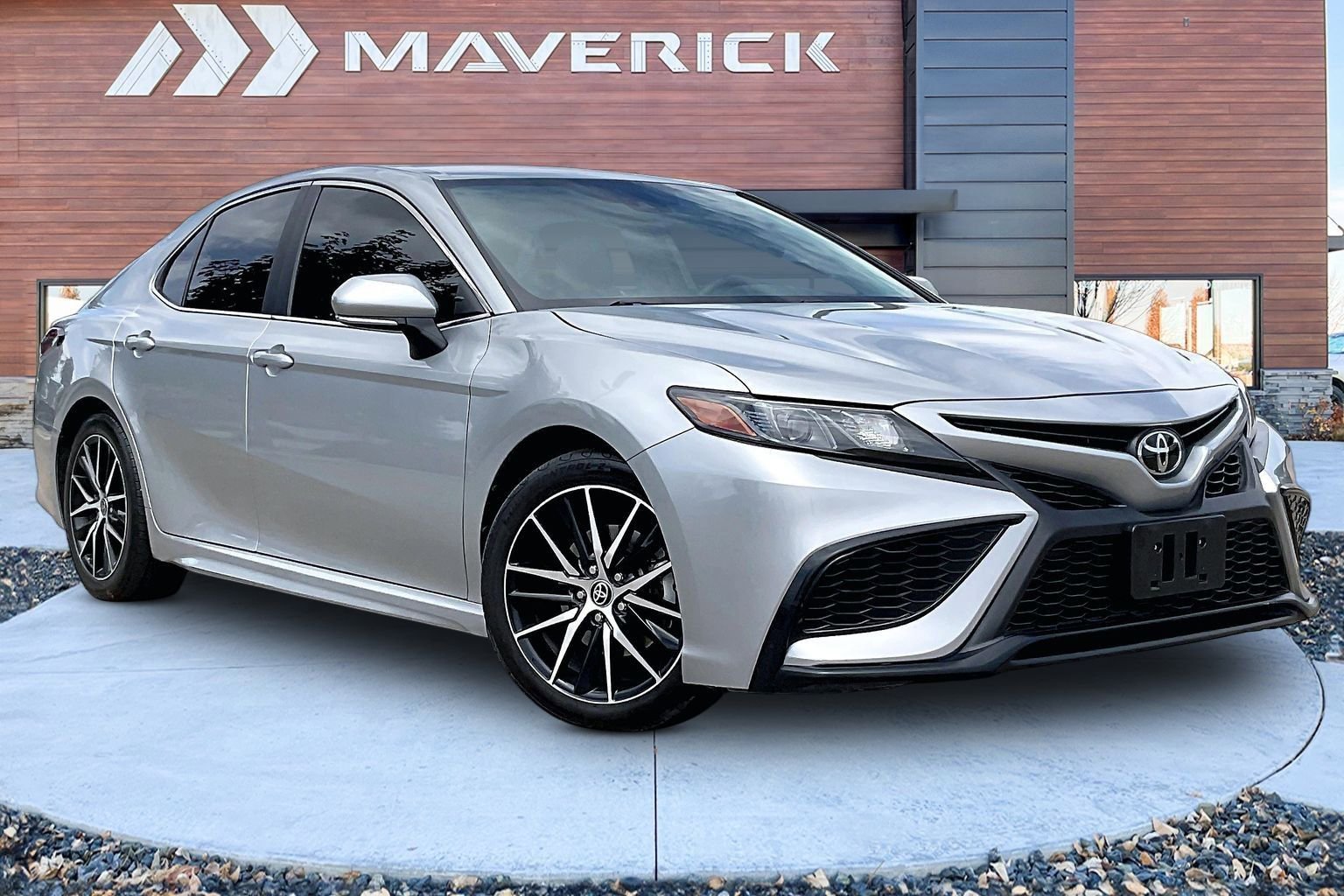 Used 2022 Toyota Camry SE w/ Cold Weather Package AWD/4WD image 1