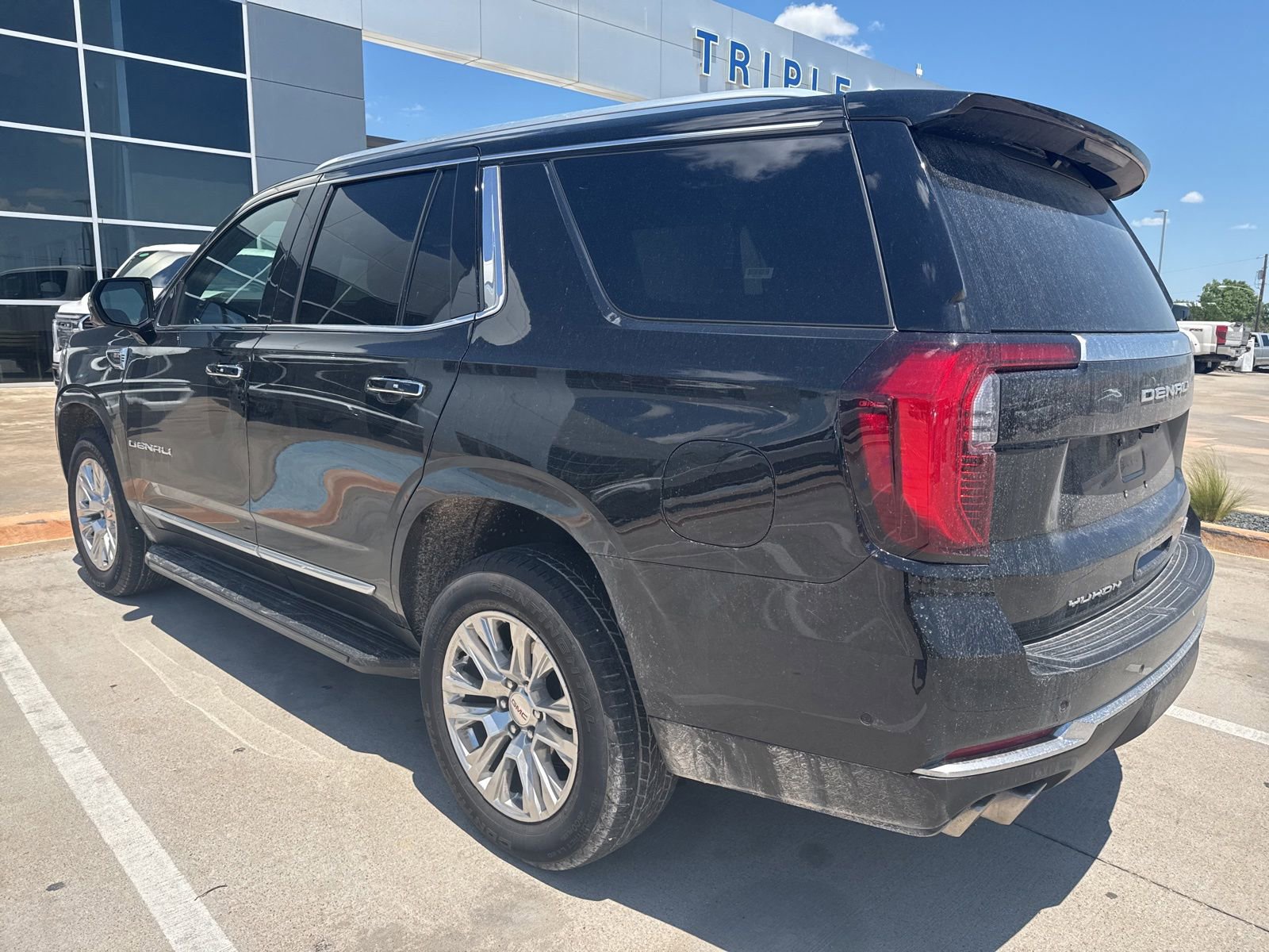 Used 2025 GMC Yukon Denali RWD image 4