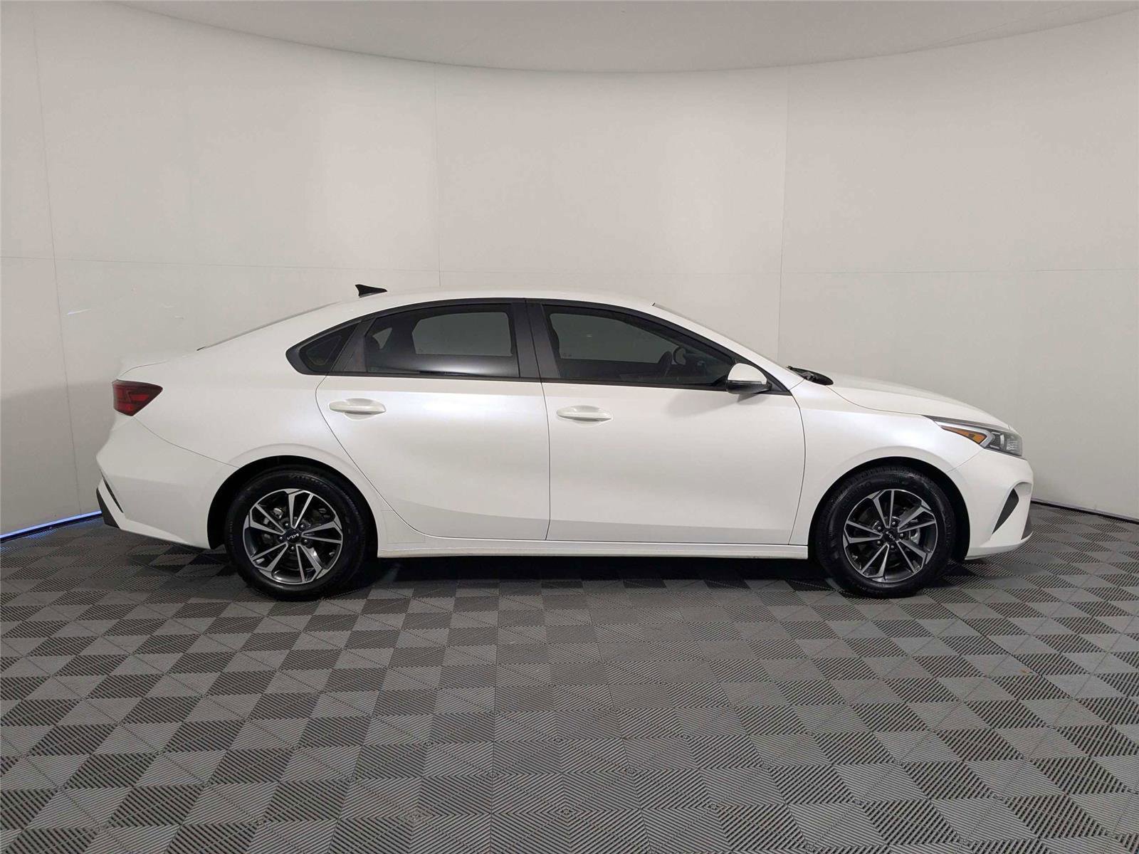 Used 2024 Kia Forte LXS w/ LXS Technology Package FWD image 4