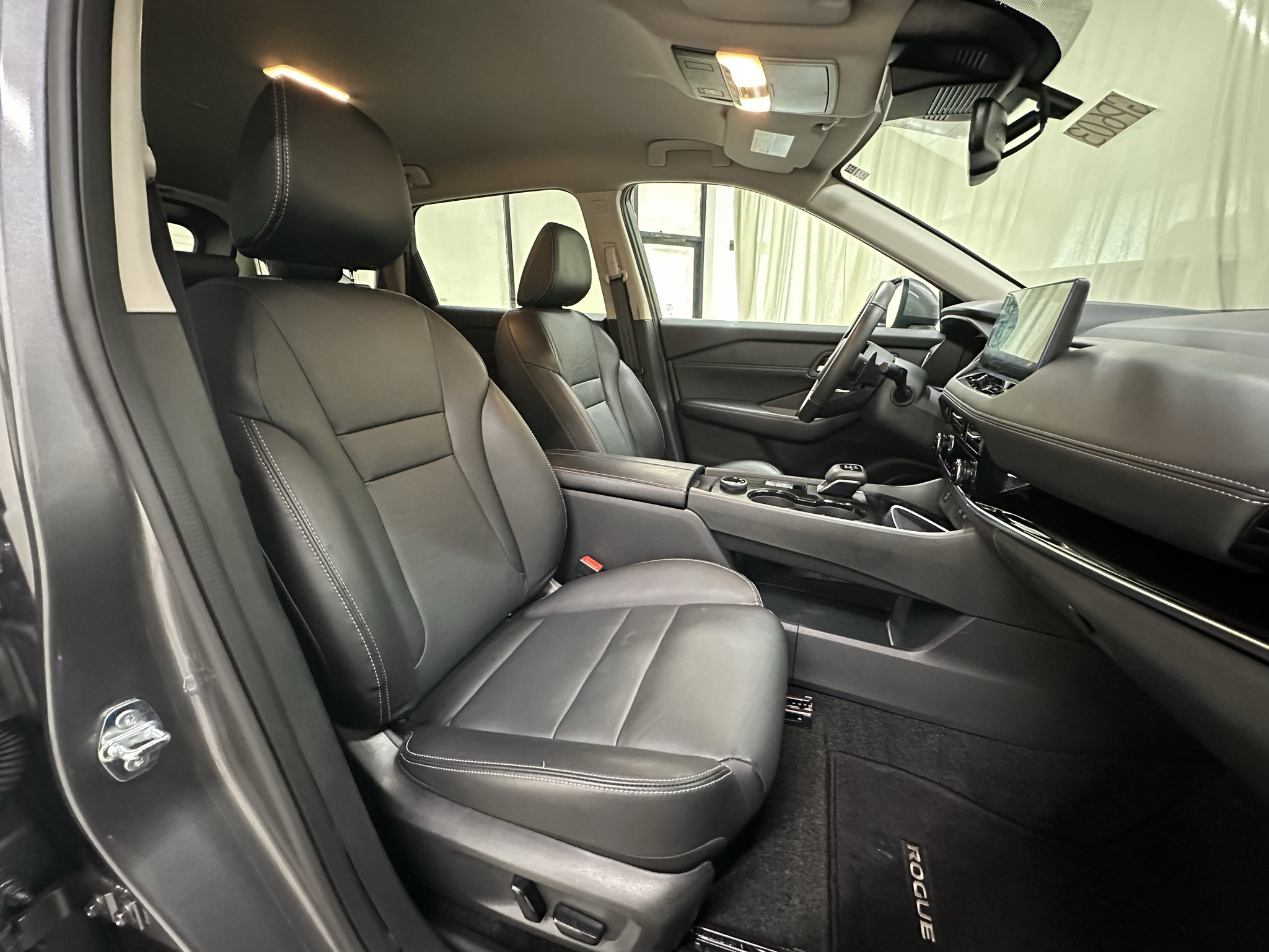 Used 2024 Nissan Rogue SL AWD/4WD image 16