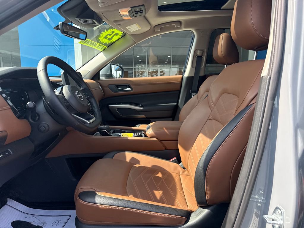 Used 2025 Nissan Pathfinder Platinum w/ Cargo Package image 11