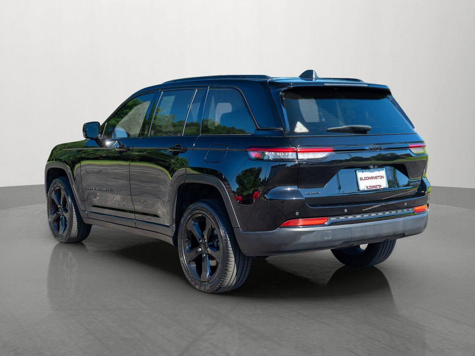 Used 2023 Jeep Grand Cherokee Limited w/ Black Appearance Package AWD/4WD image 5