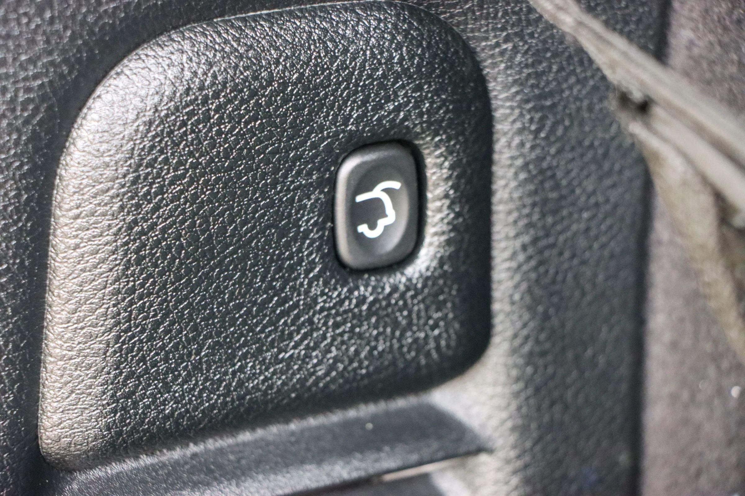 Used 2018 Dodge Durango R/T w/ Technology Group AWD/4WD image 29