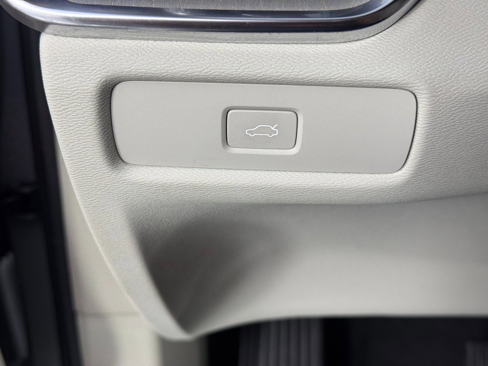 Used 2024 Volvo S60 B5 Plus w/ Protection Package Premier image 19