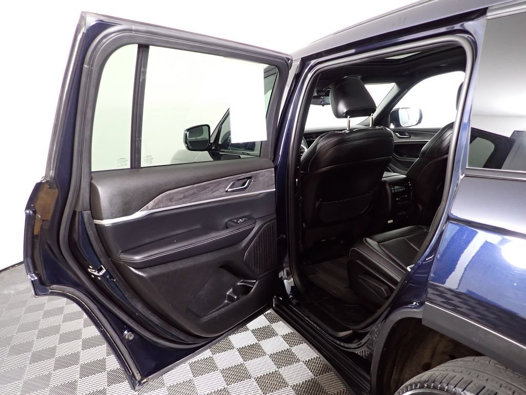 Used 2024 Jeep Grand Cherokee L Limited w/ Black Appearance Package AWD/4WD image 33