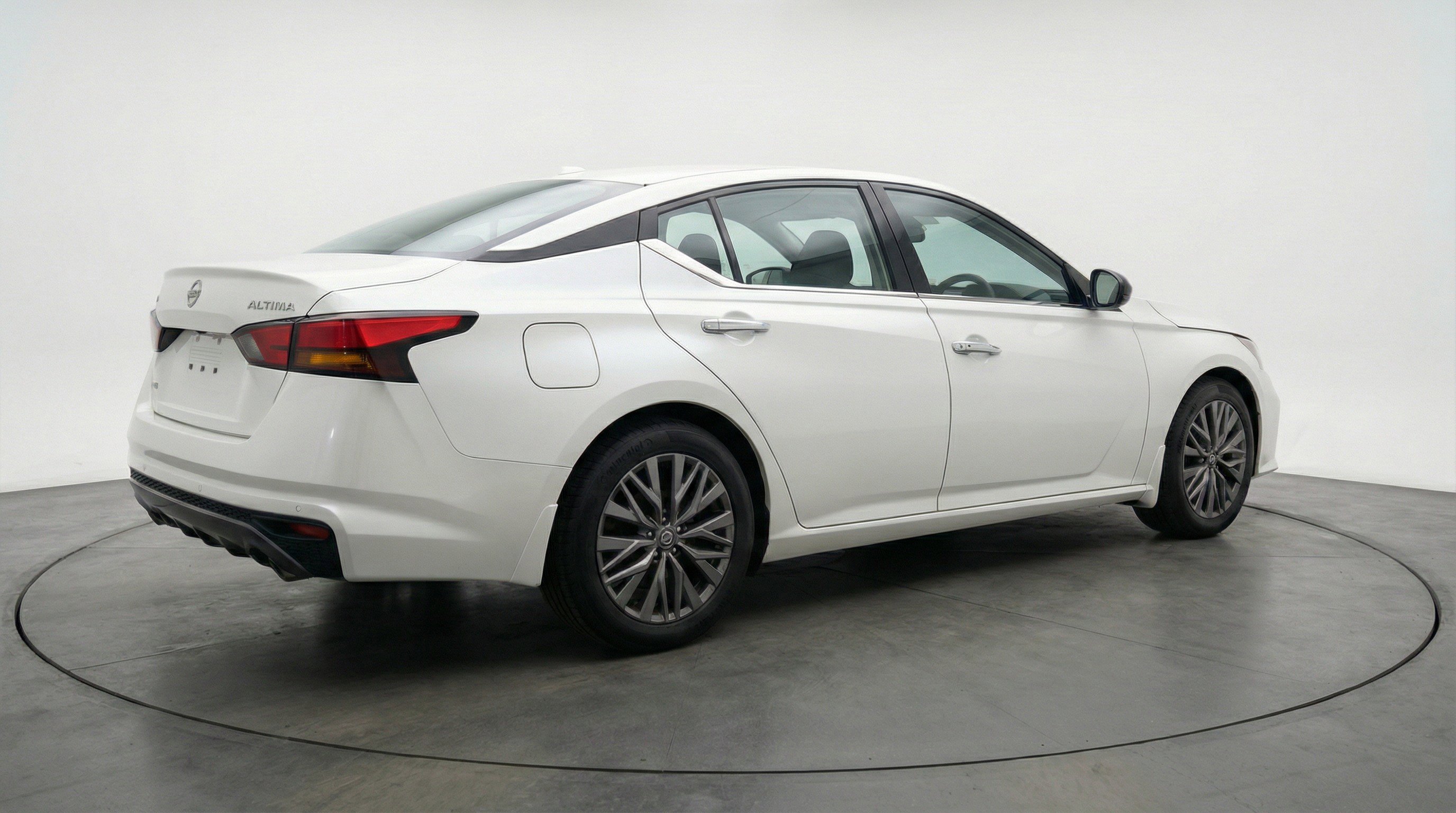 Used 2025 Nissan Altima 2.5 SV FWD image 9