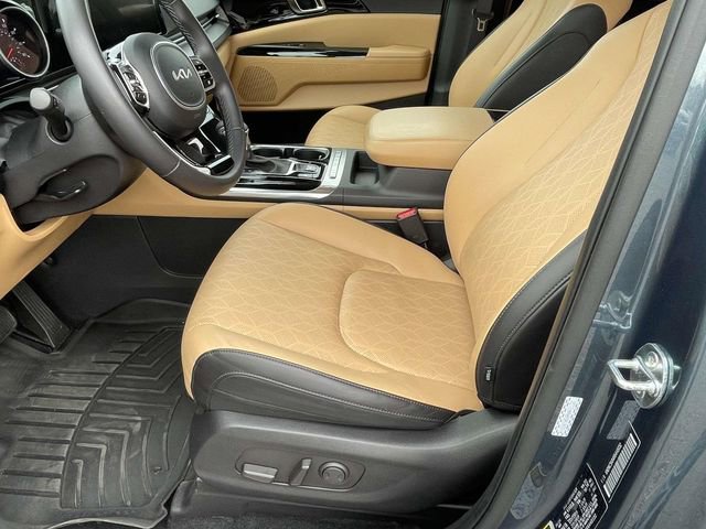 Used 2024 Kia Carnival EX image 14