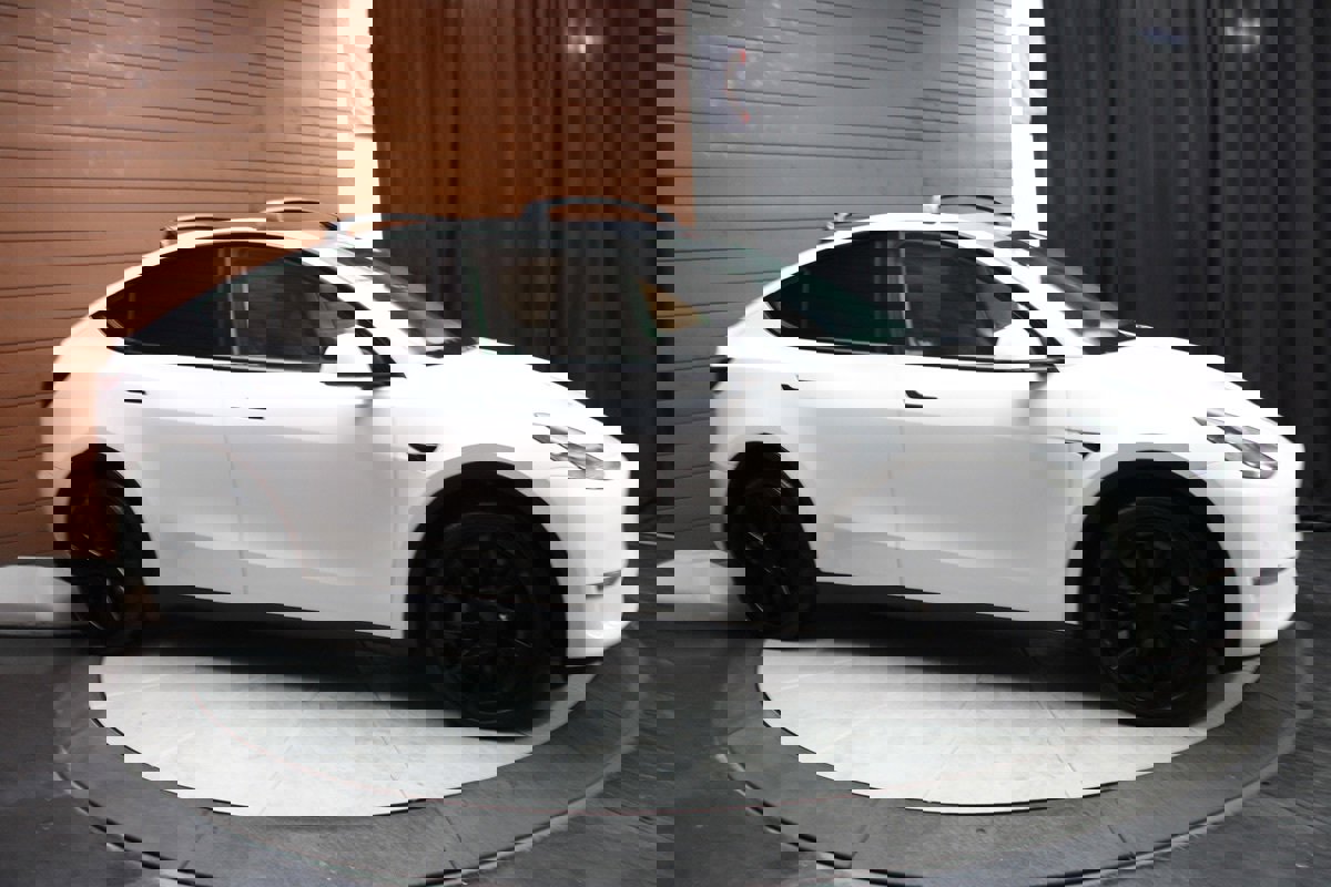 Used 2022 Tesla Model Y Long Range image 16