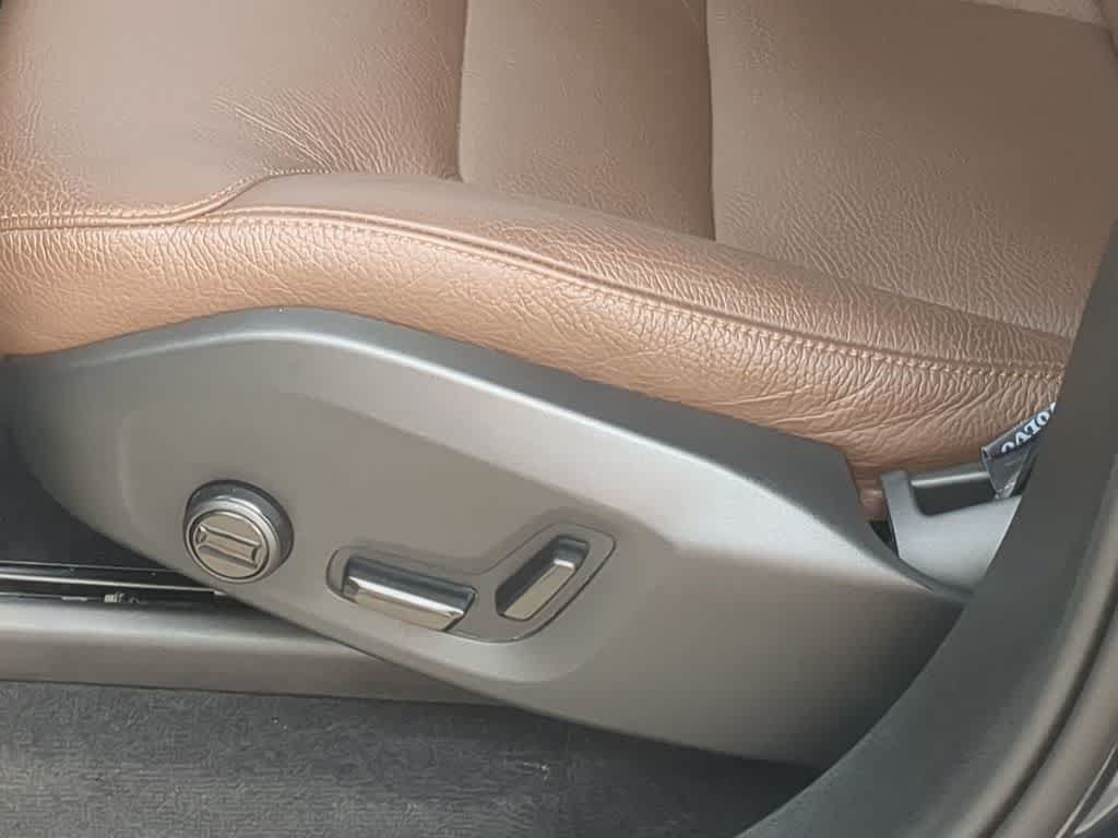 Certified 2024 Volvo XC90 B6 Plus AWD/4WD image 16