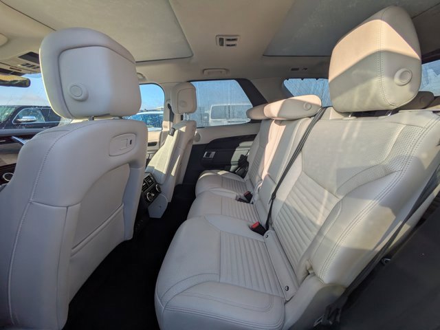 Used 2025 Land Rover Discovery S image 11