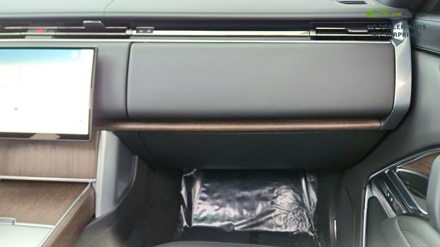 Used 2025 Land Rover Range Rover SE image 35