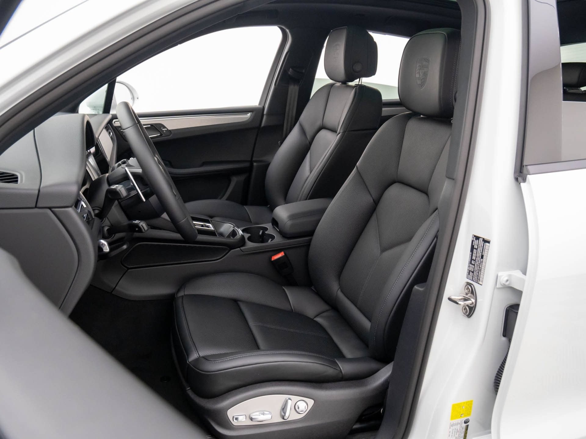 Certified 2026 Porsche Macan AWD/4WD image 5
