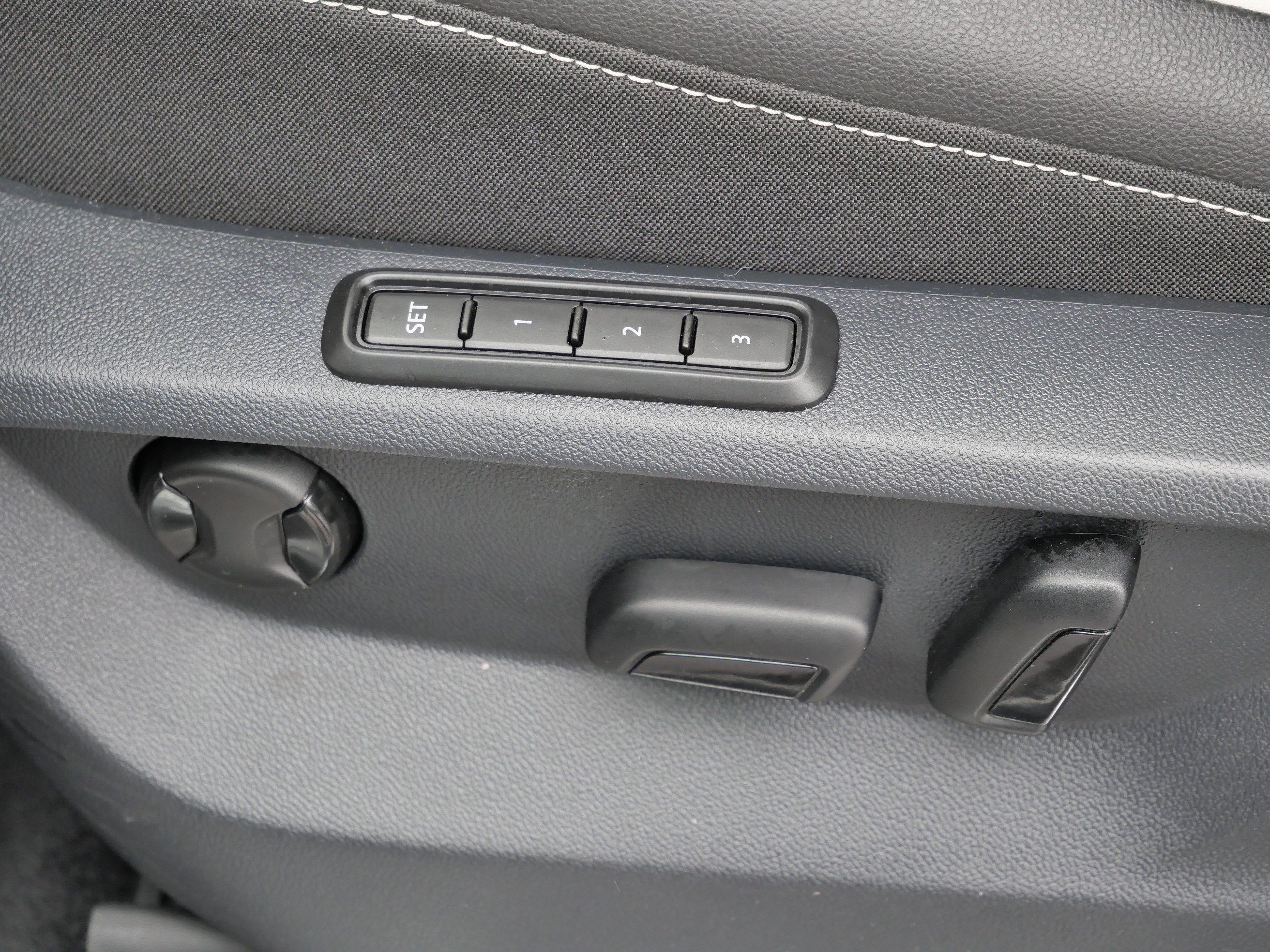 Certified 2022 Volkswagen Tiguan SEL R-Line image 20