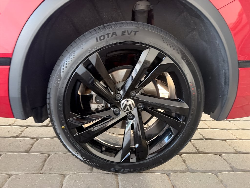 Certified 2024 Volkswagen Tiguan SE R-Line FWD image 43