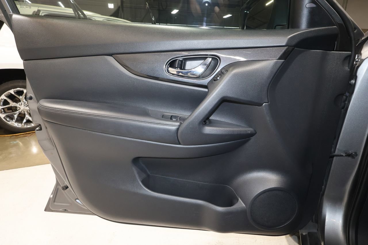 Used 2017 Nissan Rogue SV w/ SV Premium Package image 22