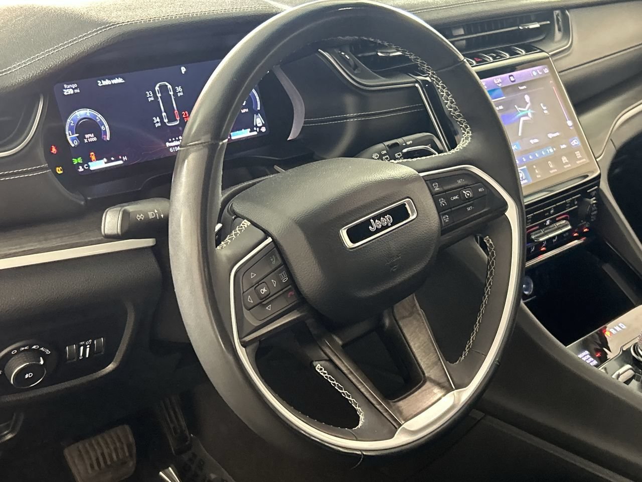 Used 2023 Jeep Grand Cherokee L Limited AWD/4WD image 13