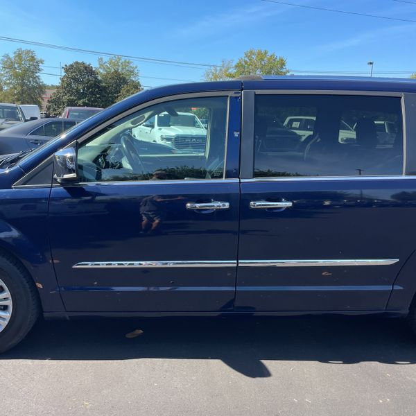 Used 2015 Chrysler Town & Country Limited image 3