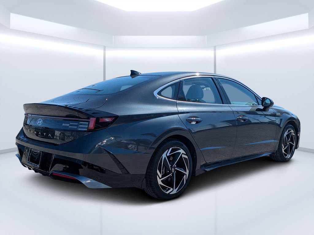Used 2025 Hyundai Elantra Sport image 4