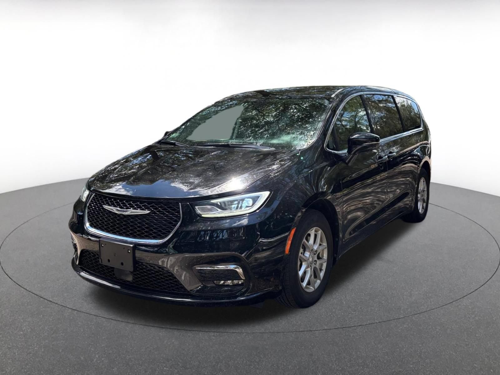 Used 2024 Chrysler Pacifica Touring-L FWD image 3