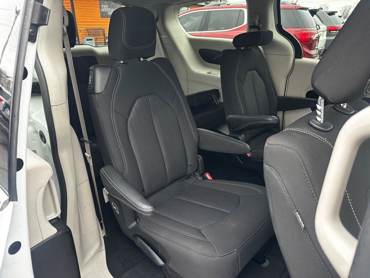 Used 2022 Chrysler Voyager LX FWD image 19