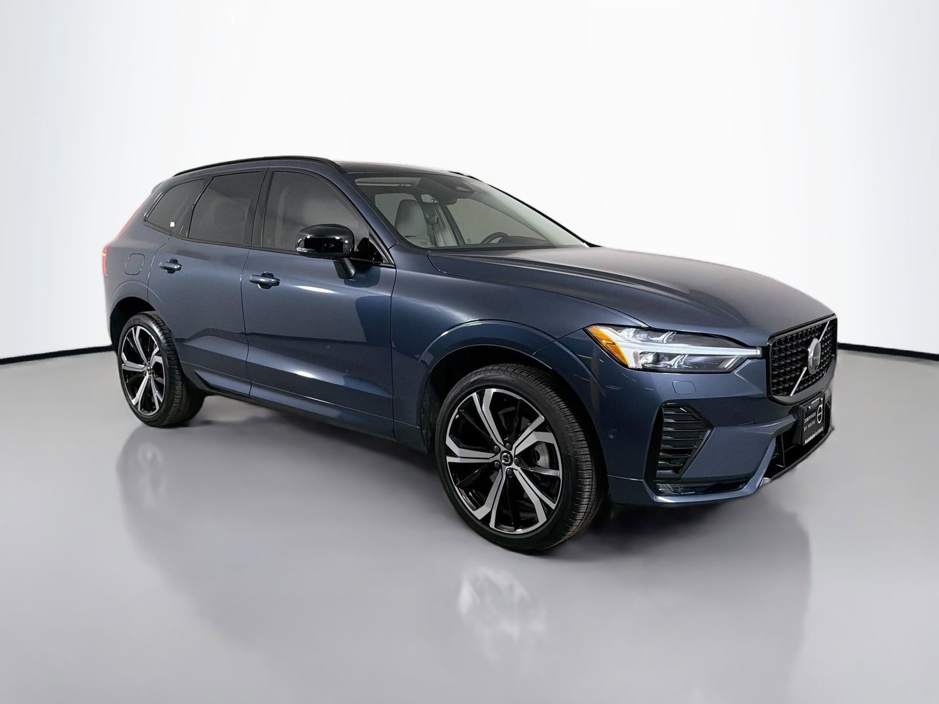 Certified 2025 Volvo XC60 B5 Ultra w/ Protection Package Premier image 3