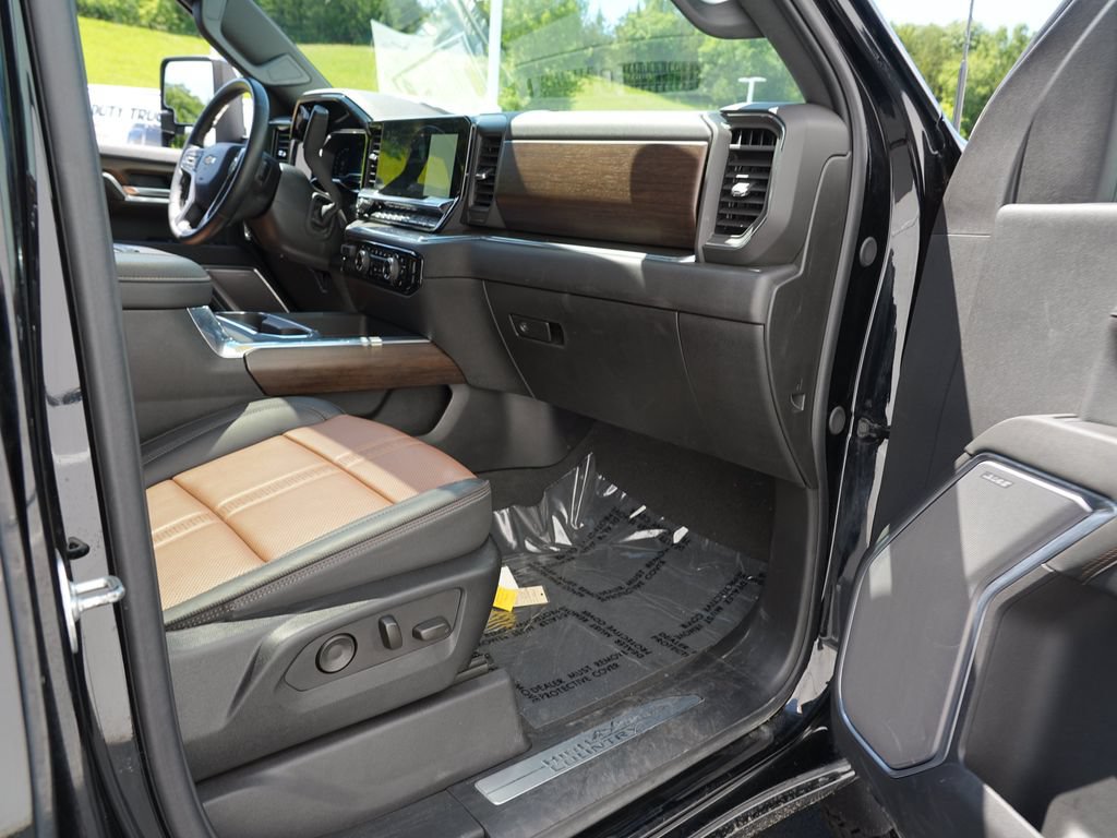 Certified 2025 Chevrolet Silverado 3500 High Country w/ High Country Premium Package AWD/4WD image 29