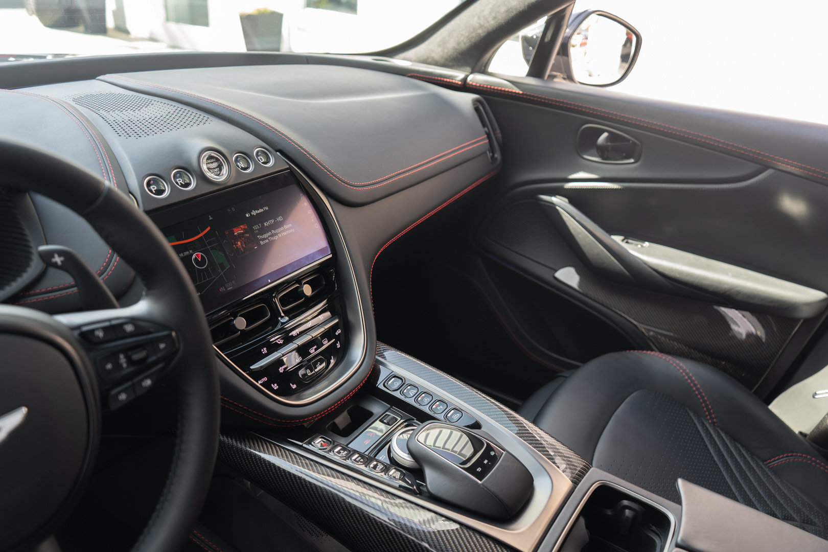 Used 2022 Aston Martin DBX AWD/4WD image 9